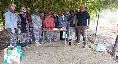 Manisa'da çiftçiden tarım işçisine üzüm bağında doğum günü sürprizi