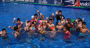 Manisa'da çocuklar hem serinliyor hem yüzmeyi öğreniyor