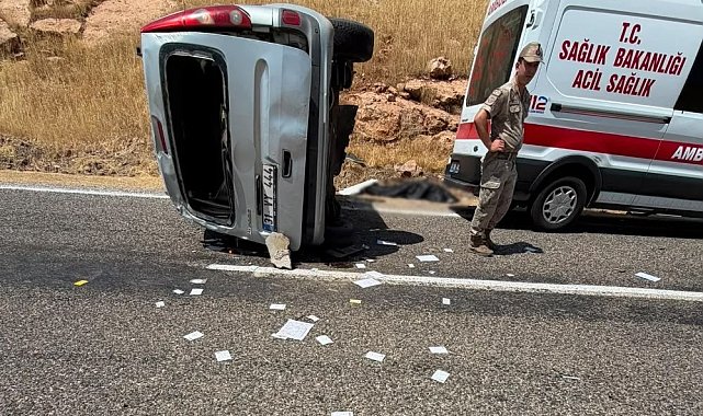 Mardin'de hafif ticari araç takla attı: 1 ölü, 1 yaralı