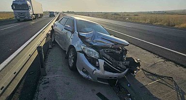 Mardin'de otomobil bariyerlere çarptı: 1 yaralı