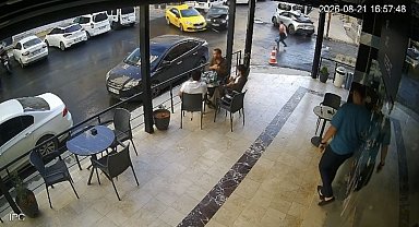 Mardin'de otomobilin kafenin girişine çarptığı anlar kamerada