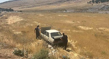 Mardin'de yol kenarına devrilen otomobil sürücüsü yaralandı