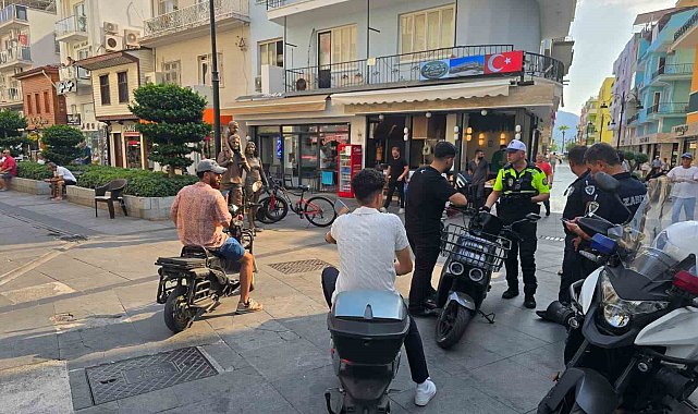 Marmaris Çarşısı'nda motosikletlere ortak denedim