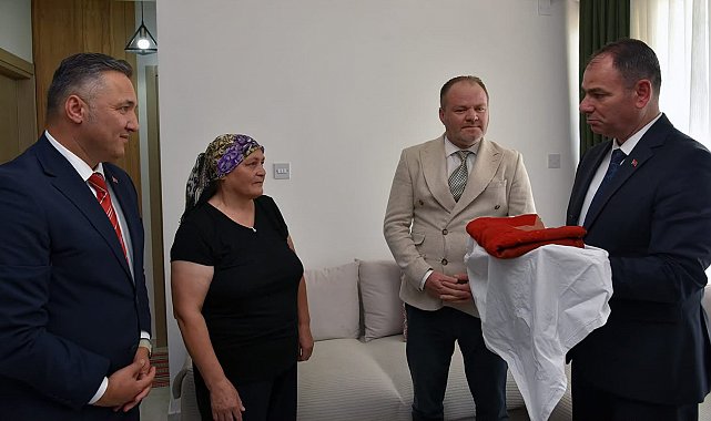 Mehmetçiğin cephede taşıdığı Türk bayrağı, konservasyon için Türkiye'ye gönderiliyor