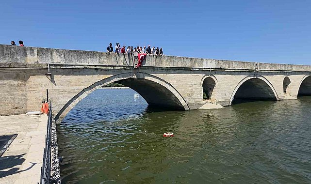 Meriç Nehri'ne bırakılan çiçeklerle Porajmos kurbanları anıldı