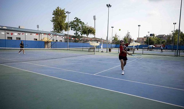 Mersin'de 30 Ağustos coşkusu tenis kortlarına taşındı
