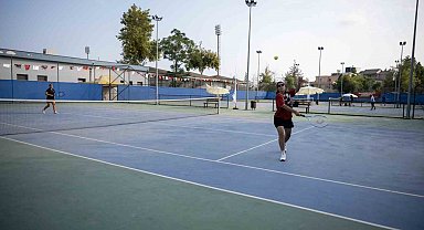 Mersin'de 30 Ağustos coşkusu tenis kortlarına taşındı