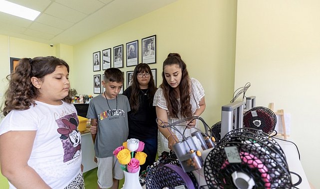 Mersin'de çocuklar Rubik Küp çözen robot geliştirdi