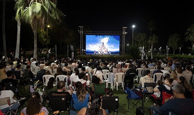 Mersin'de çocuklar yıldızların altında 'Yukarı Bak' filmini izledi
