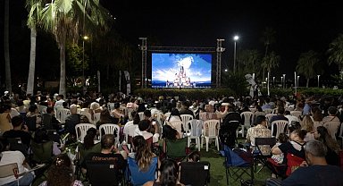 Mersin'de çocuklar yıldızların altında 'Yukarı Bak' filmini izledi