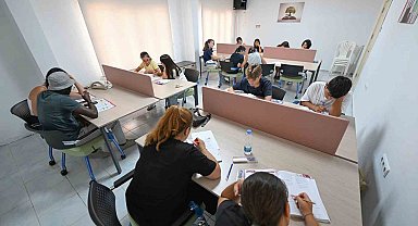 Mersin'de gençler sınavlara okuma salonunda hazırlanıyor