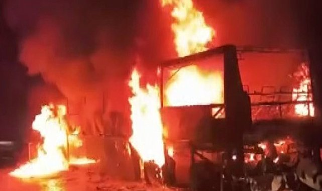 Mersin'de otoyolda seyir halindeki yolcu otobüsü alev alev yandı