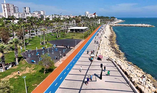 Mersin'in 560 bin metrekarelik Kültür Parkında bakım çalışmaları sürüyor