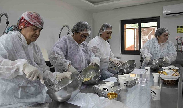 Mersin'in tescilli kan portakalı mutfak atölyesinde işlendi