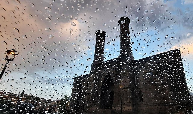 Meteorolojiden 2 ile "Sarı" kodlu uyarı: Kuvvetli sağanak ve dolu bekleniyor