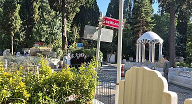 Mezarın açılacağını duyan cemaat mensupları Karacaahmet Mezarlığı'nda toplandı