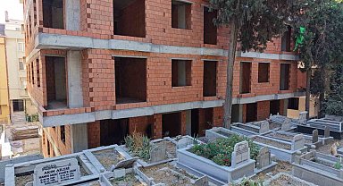 Mezarlık manzaralı sıfır daireler ilginç görüntüler oluşturdu