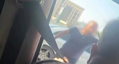 Minibüs şoförü ile otomobil sürücüsü arasındaki gerginlik kamerada