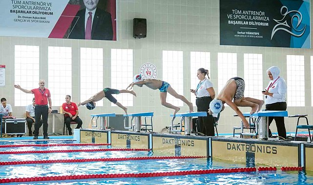 Minik kulaçlar Zafer Bayramı için yarıştı