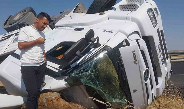 Mobilya yüklü tır devrildi, sürücü hafif yaralandı