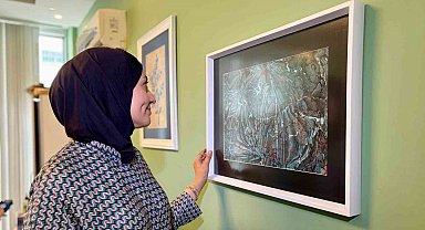 Modern anlayışla sürdürdüğü ebru sanatını gelecek nesillere aktarıyor