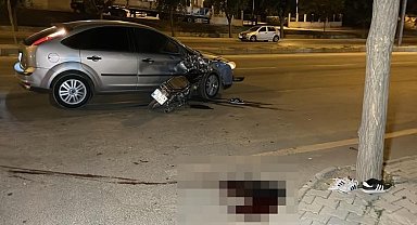 Motosiklet otomobile ok gibi saplandı: 1 ölü, 1 yaralı