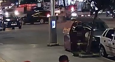 Motosiklet sürücüsü yola savruldu: Kaza anı kamerada