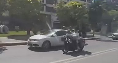 Motosiklete ters oturarak yaptıkları kasksız yolculuk 'pes' dedirtti