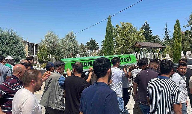 Motosikletin otomobile ok gibi saplandığı kazada ölen genç toprağa verildi