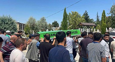 Motosikletin otomobile ok gibi saplandığı kazada ölen genç toprağa verildi