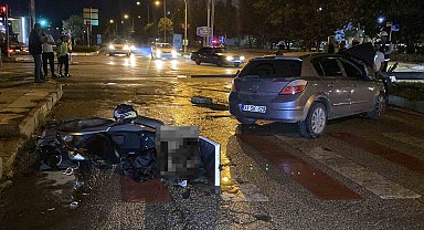 Motosikletle çarpışan otomobil direği yıktı: 5 yaralı