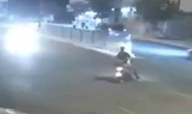 Motosikletteki 2 kişinin ölümden döndüğü kaza kamerada