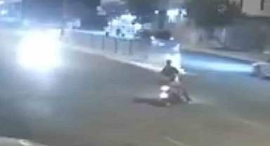 Motosikletteki 2 kişinin ölümden döndüğü kaza kamerada