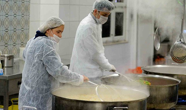 Muratpaşa'da ihtiyaç sahiplerine her gün sıcak yemek