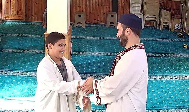 Namaz kılmaya gelen çocuğa imamdan sıcacık davranış