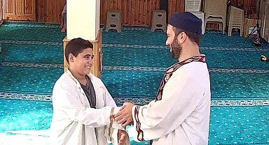 Namaz kılmaya gelen çocuğa imamdan sıcacık davranış