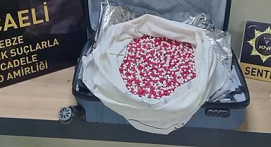 Narkotik köpeği valizde 21 bin sentetik ecza buldu