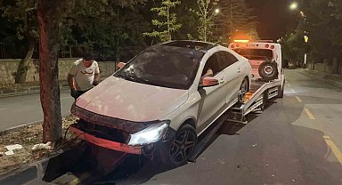 Niğde'de otomobil refüjdeki ağaçlara çarptı: 2 yaralı