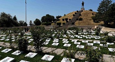 Öğrenciler 510 şehit mezarının taşını okul atölyesinde yapıp mezarları yenilediler