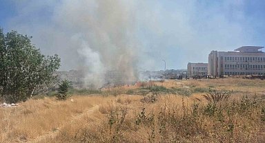 Okul ile sağlık ocağı arasındaki otluk arazideki yangın itfaiye ekiplerince büyümeden söndürüldü