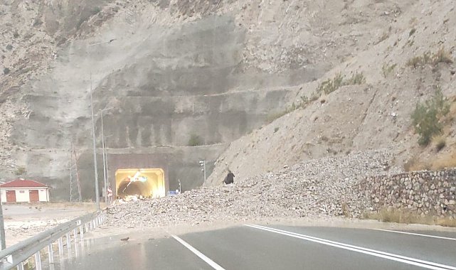 Oltu-Artvin yolu sağanak nedeniyle trafiğe kapandı