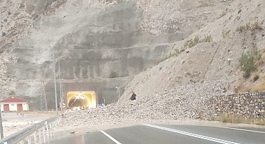 Oltu-Artvin yolu sağanak nedeniyle trafiğe kapandı