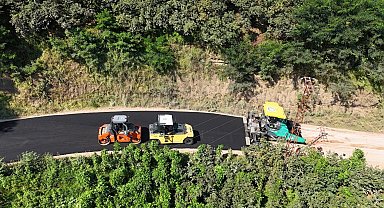 Ordu Büyükşehir, 2 ilçede mahalleleri bağlayan yolu sıcak asfaltla buluşturdu
