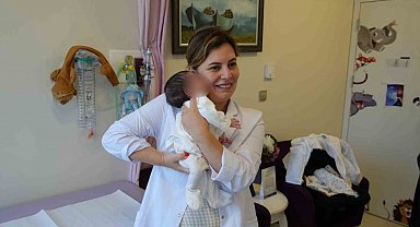 Organları dışarıda doğan bebek, Samsun'da hayata tutundu