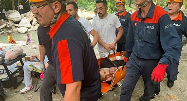 Ormanda yürüyüş yaparken kayalıklardan dere yatağına düştü