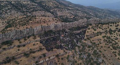 Ormanlık alanda çıkan yangını köylüler söndürdü