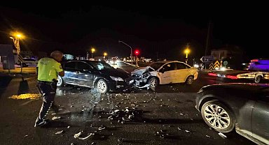 Ortaca'daki kazada üç araçta maddi hasar oluştu