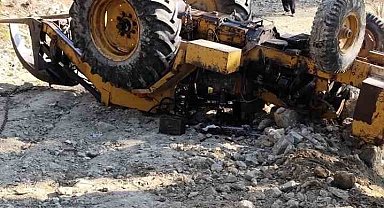 Osmaniye'de iş makinesi devrildi, operatör yaralandı