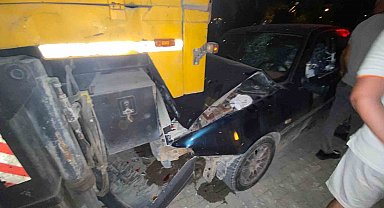 Osmaniye'de otomobil park halindeki vince çarptı: 1 yaralı