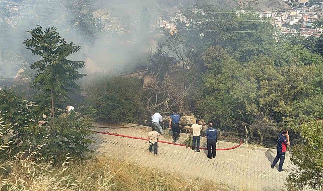Otluk alanda çıkan yangın metruk binaya sıçradı